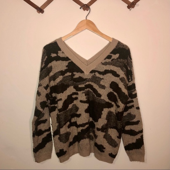 Cotton Emporium Double V Crop Camo Sweater Size Large - Picture 3 of 5